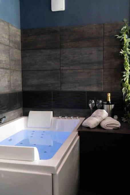 Jacuzzi privatif avec luminothérapie bleue - Loveroom En Aparté Caen
