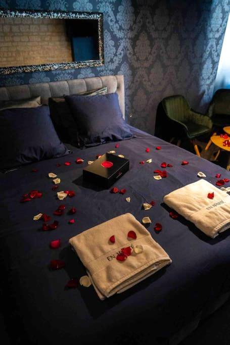 Vue plongeante sur lit décoré de pétales - Loveroom En Aparté Caen