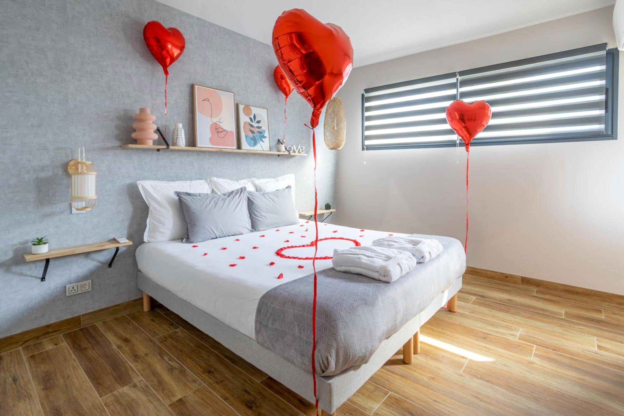 Lit décoré de pétales et ballons cœurs - Love Room Saint - Nazaire - d'Aude - L'entre deux - suite romantique - jacuzzi...
