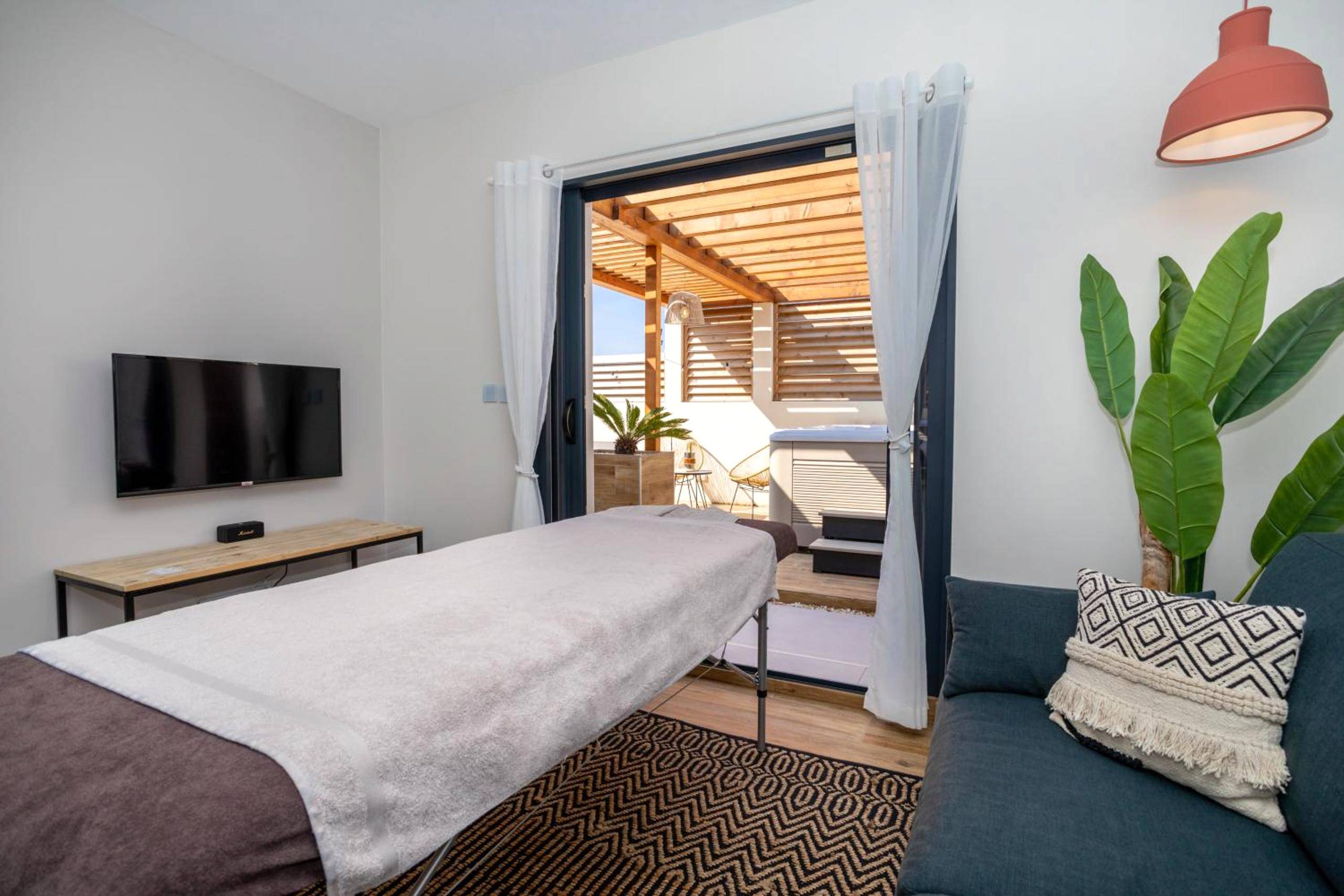 Table de massage face à la terrasse - L'entre deux - suite romantique - jacuzzi privatif - clim réversible - wifi