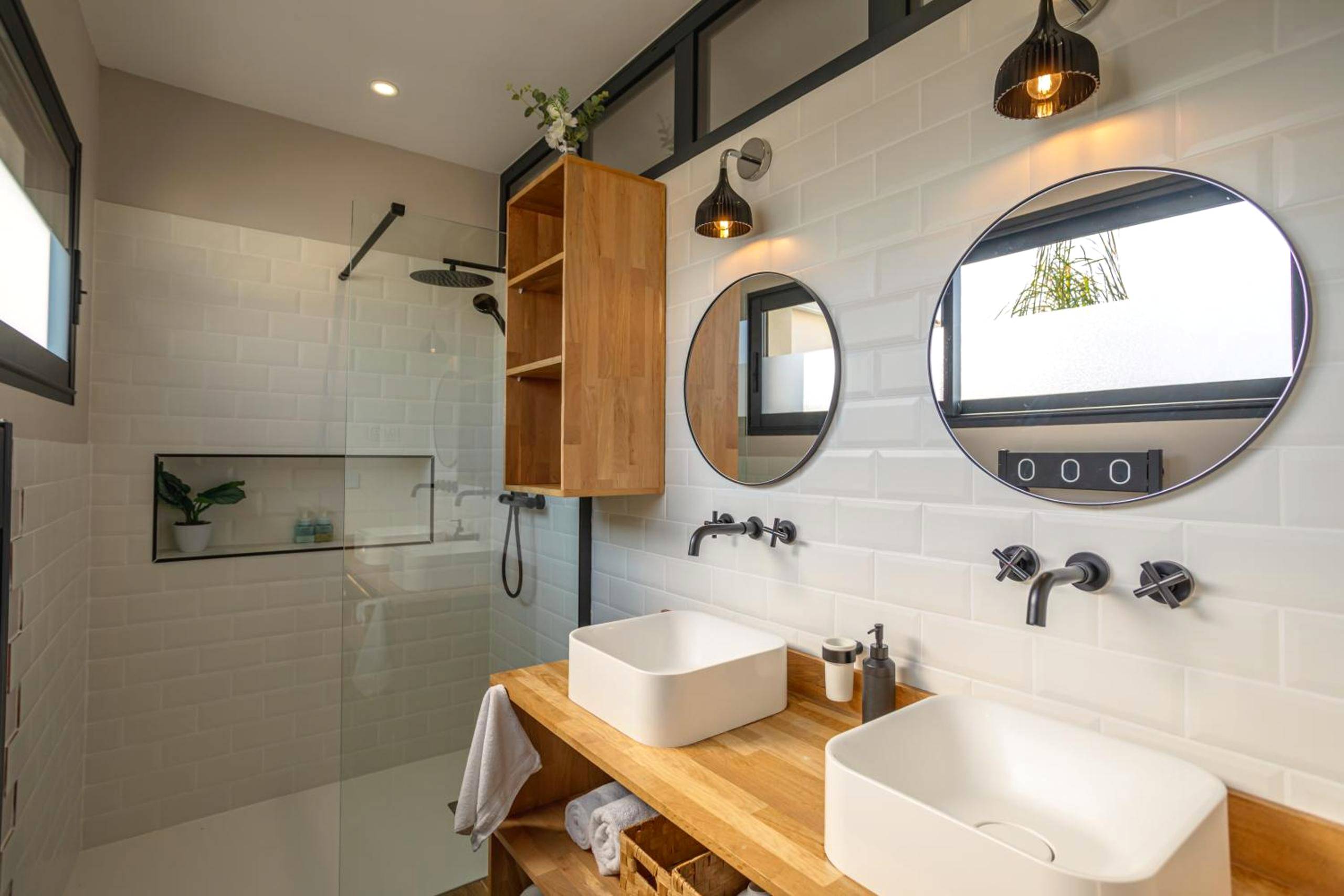 Salle d'eau moderne avec double vasque - L'entre deux - suite romantique - jacuzzi privatif - clim réversible - wifi