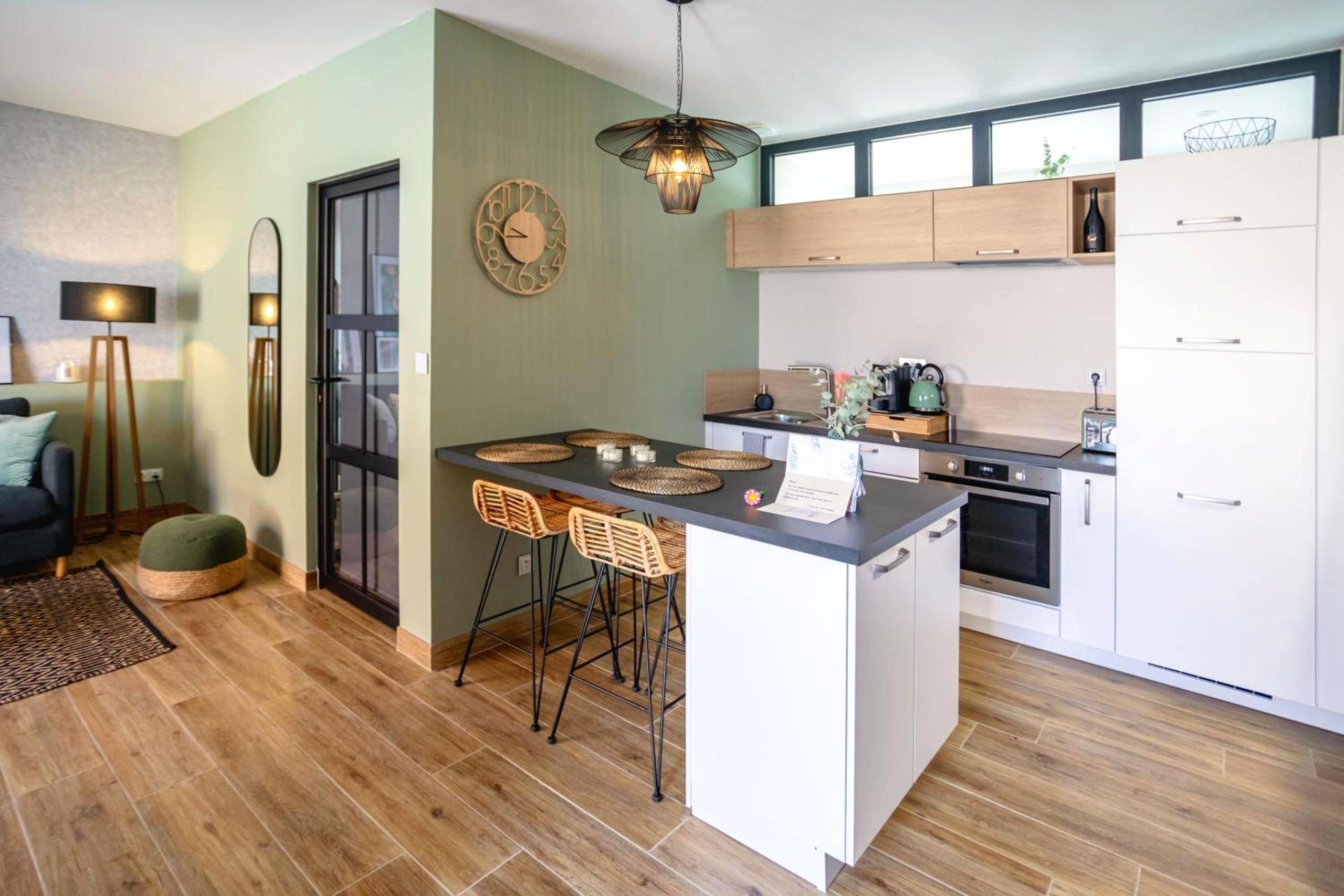 Cuisine équipée avec îlot central - L'entre deux - suite romantique - jacuzzi privatif - clim réversible - wifi