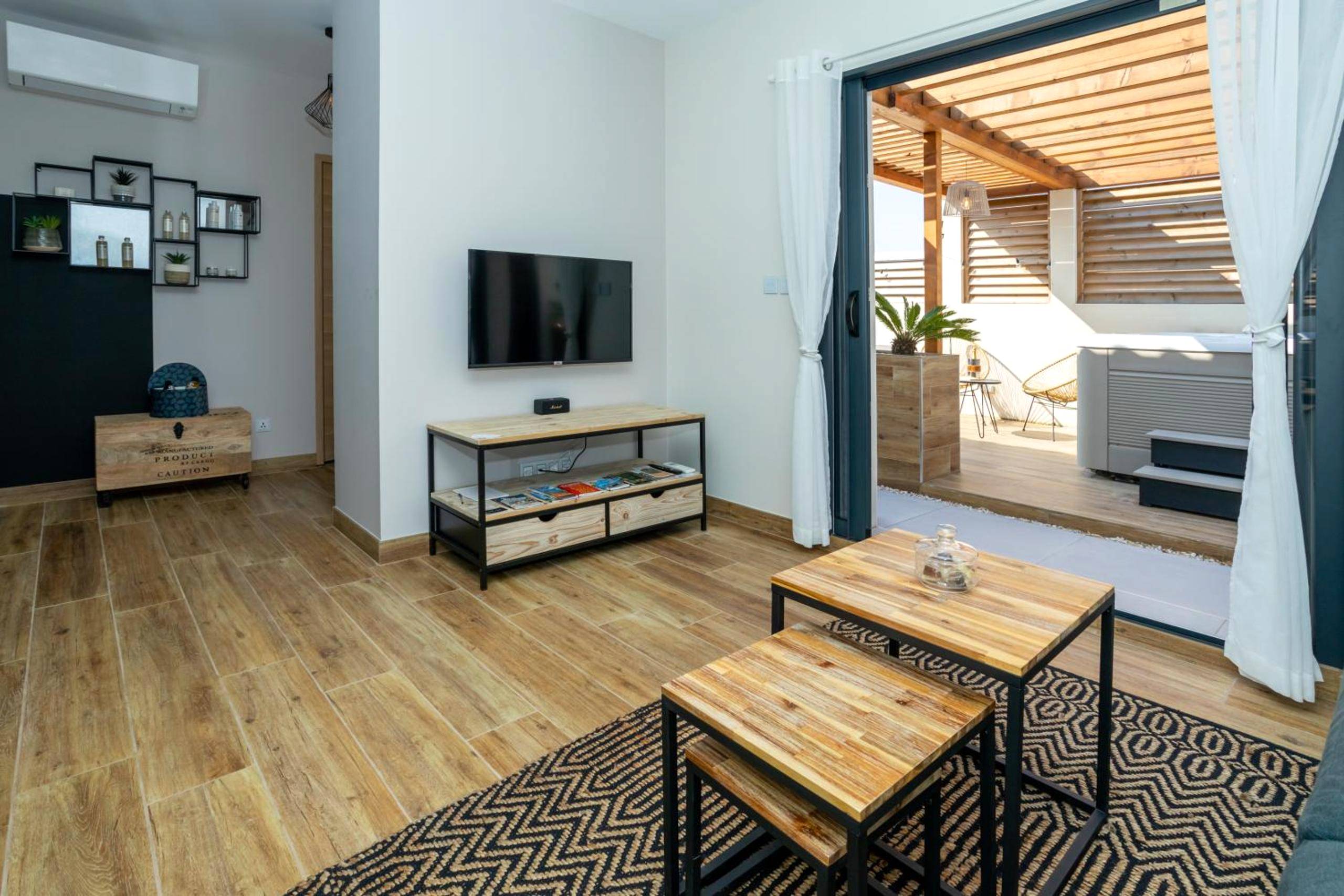 Salon lumineux ouvert sur terrasse avec jacuzzi - L'entre deux - suite romantique - jacuzzi privatif - clim réversible - wifi