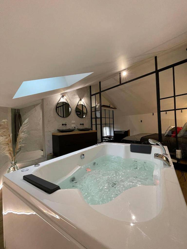 Jacuzzi privatif sous verrière - Love Room Saumur - Entre Nous Le Maréchal