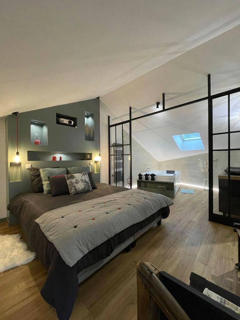Chambre avec lit king size et verrière - Entre Nous Le Maréchal