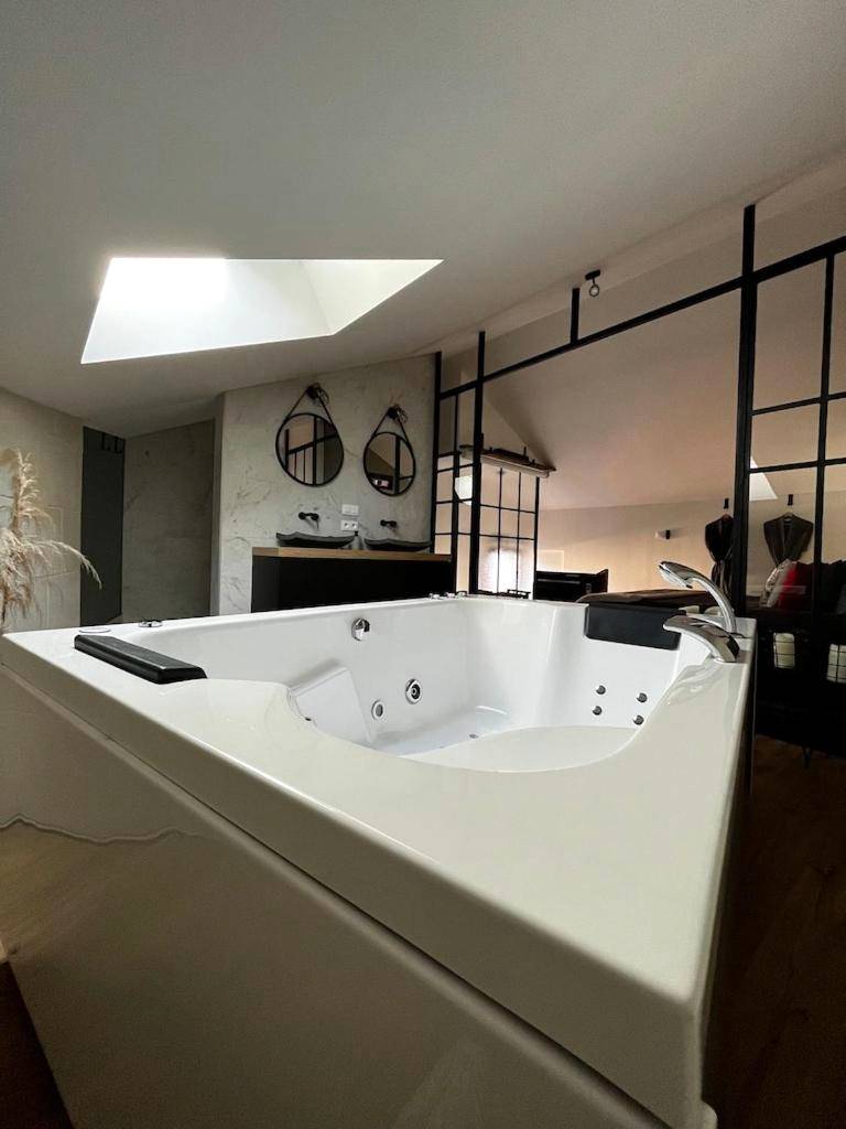 Baignoire balnéo et double vasque - Entre Nous Le Maréchal