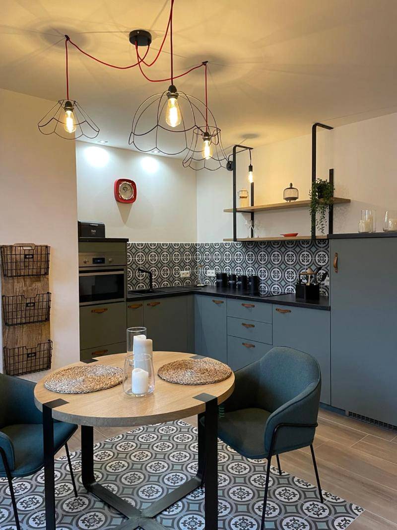 Cuisine équipée et coin repas design - Entre Nous Le Maréchal