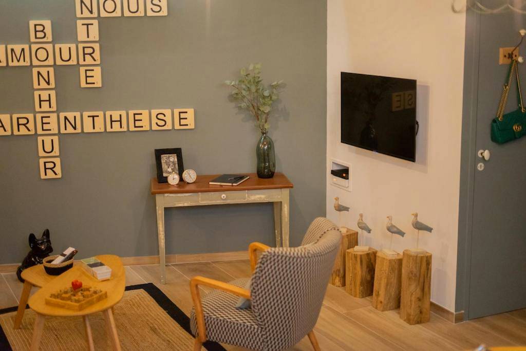 Salon cosy avec décoration murale originale - Entre Nous Le Maréchal