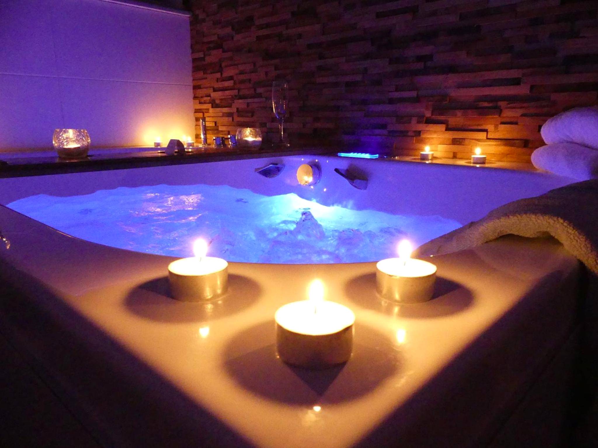Jacuzzi privatif éclairé avec bougies - Love Room Saumur - Entre Nous - La Poste