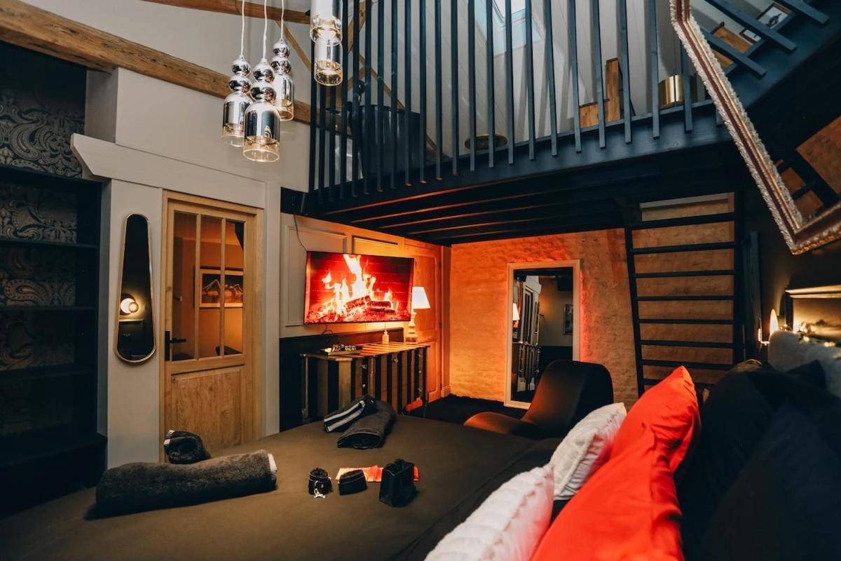 Chambre avec lit king size et écran cheminée - Love Room Thairé - Love Room L'Entre Nous