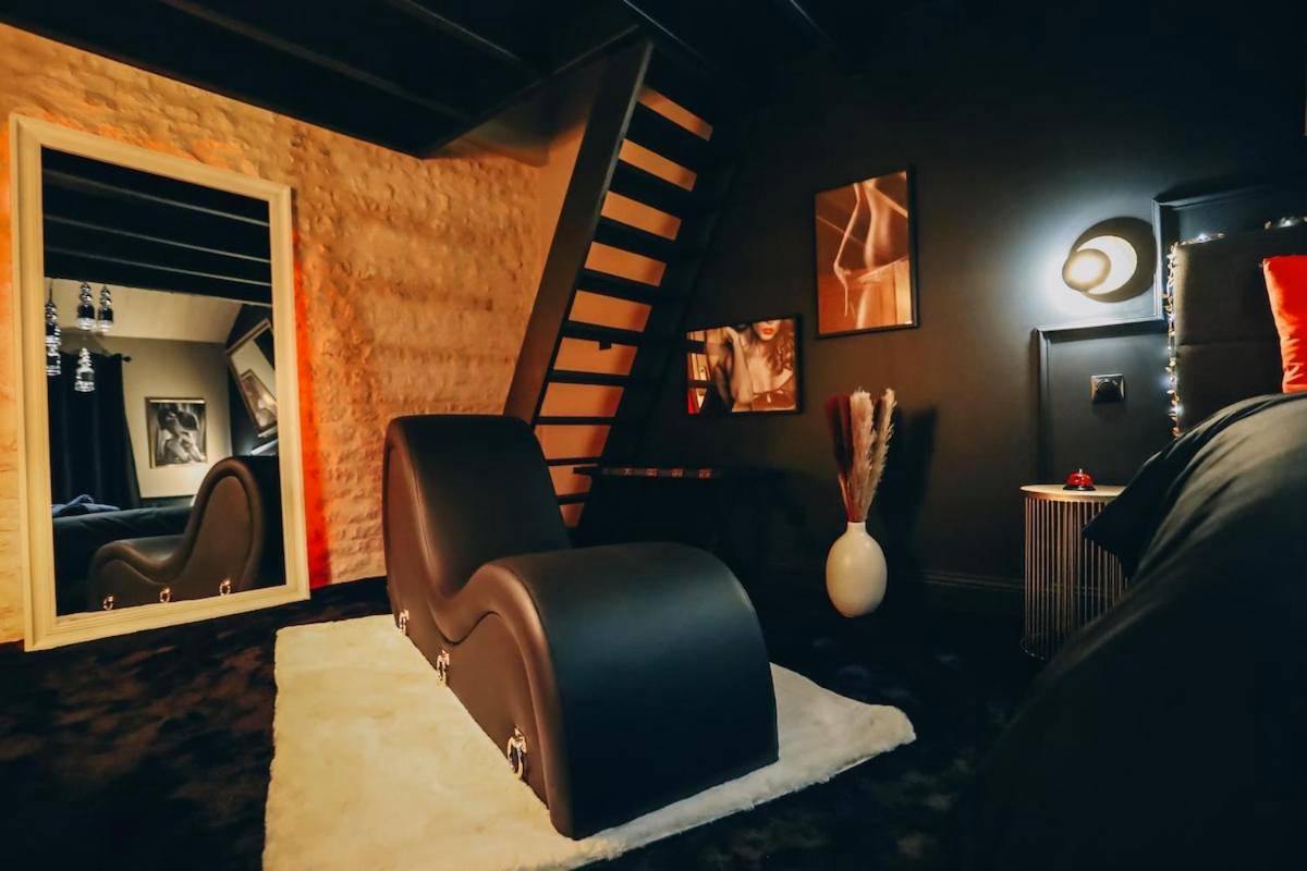 Fauteuil tantra noir et miroir sur pied - Love Room L'Entre Nous