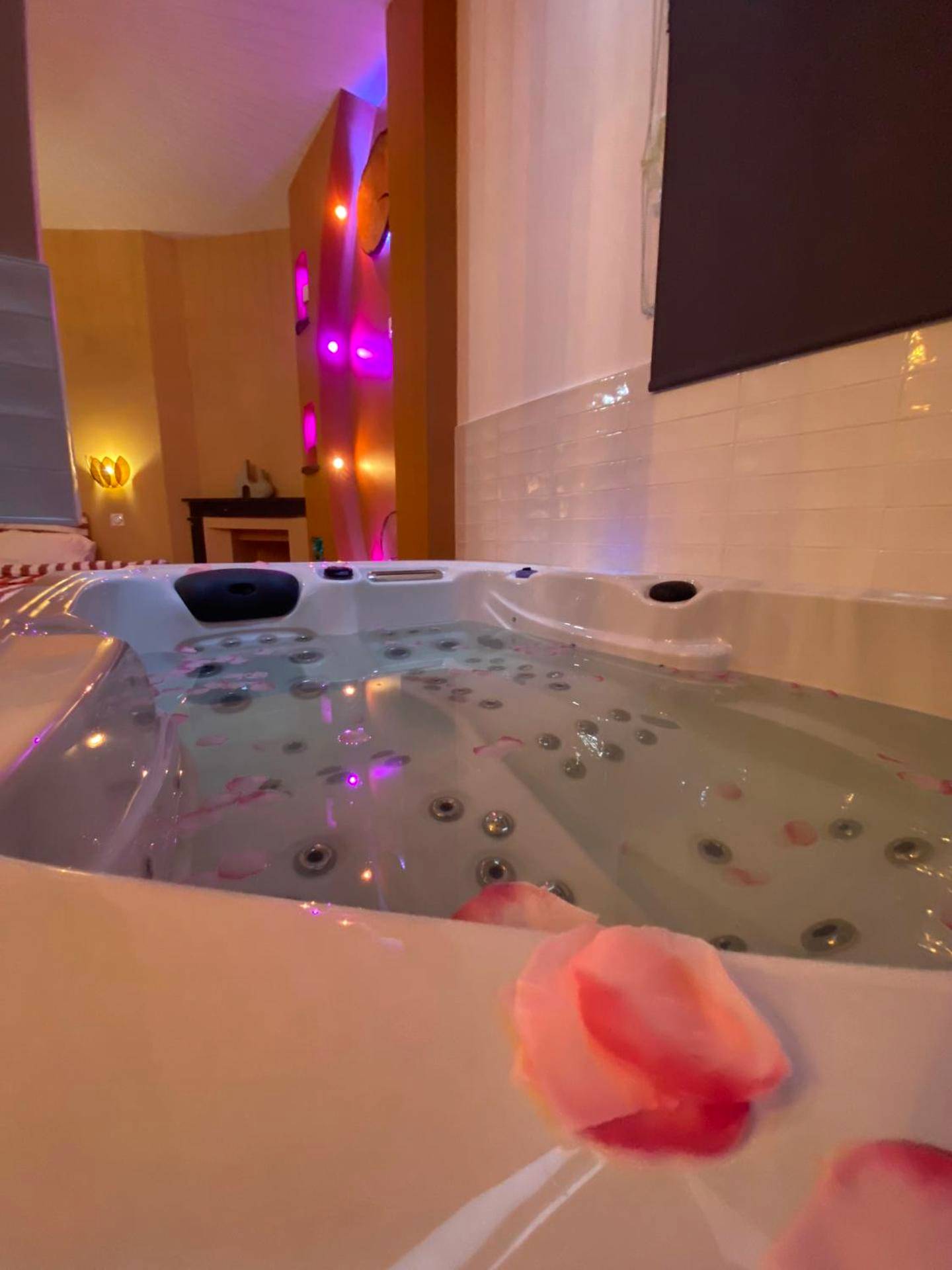 Jacuzzi privatif avec pétales de rose - L'enveloppe Romantique