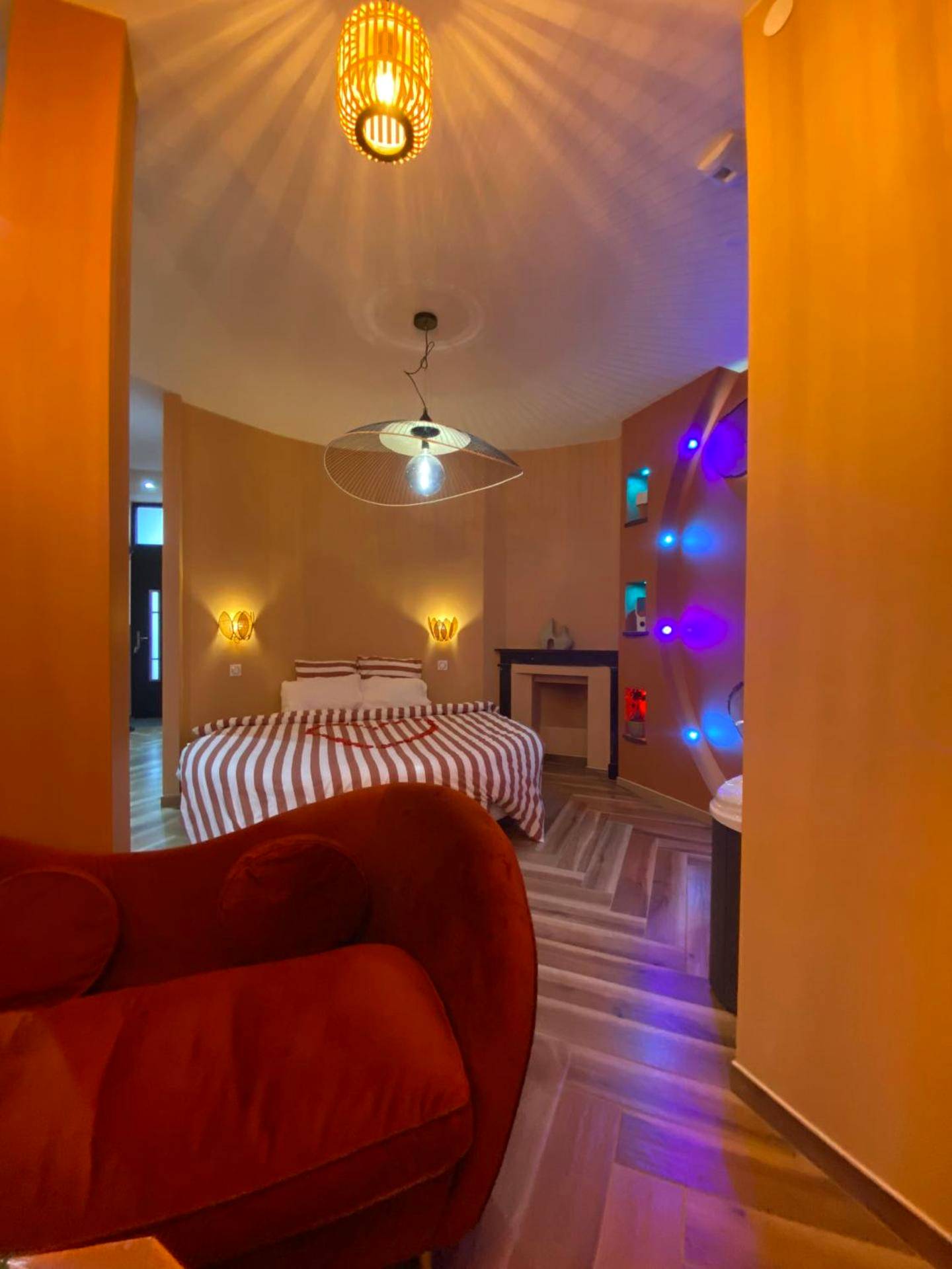 Chambre avec lit king size et éclairage tamisé - L'enveloppe Romantique