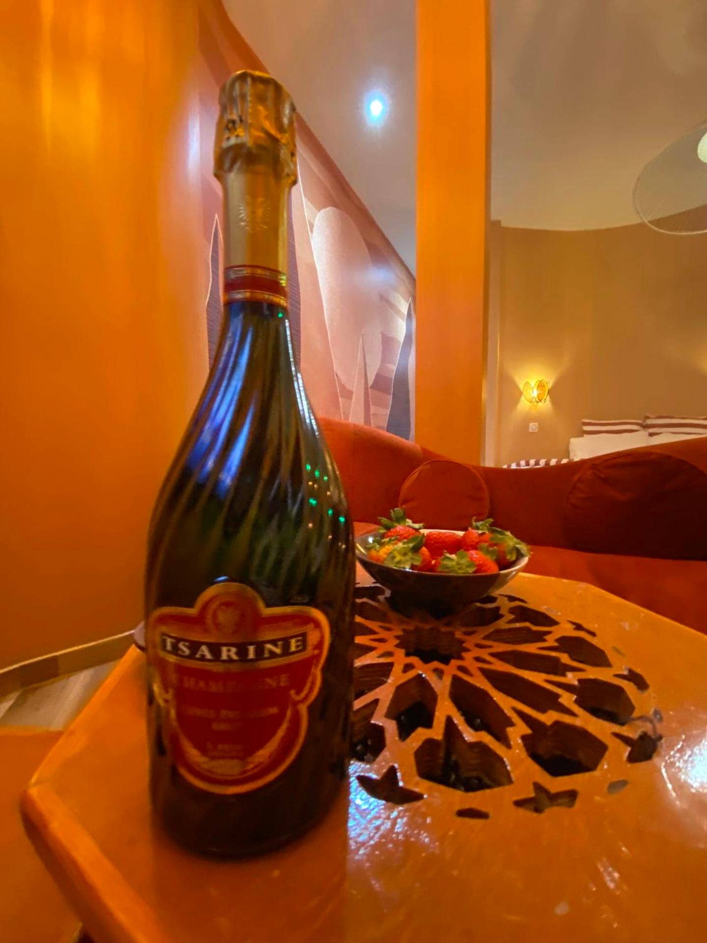 Bouteille de champagne et fraises fraîches - L'enveloppe Romantique