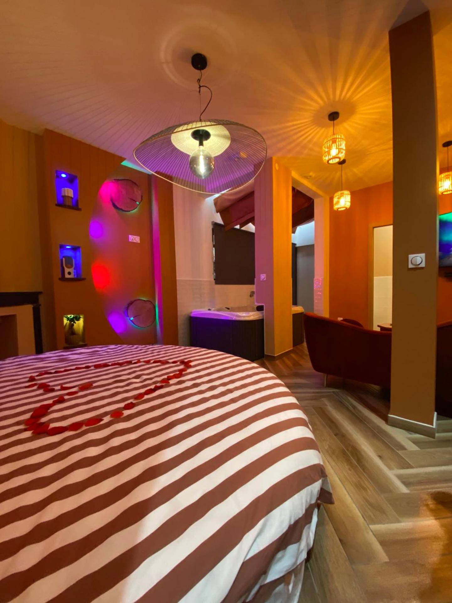 Lit rond avec cœur en pétales de rose - L'enveloppe Romantique