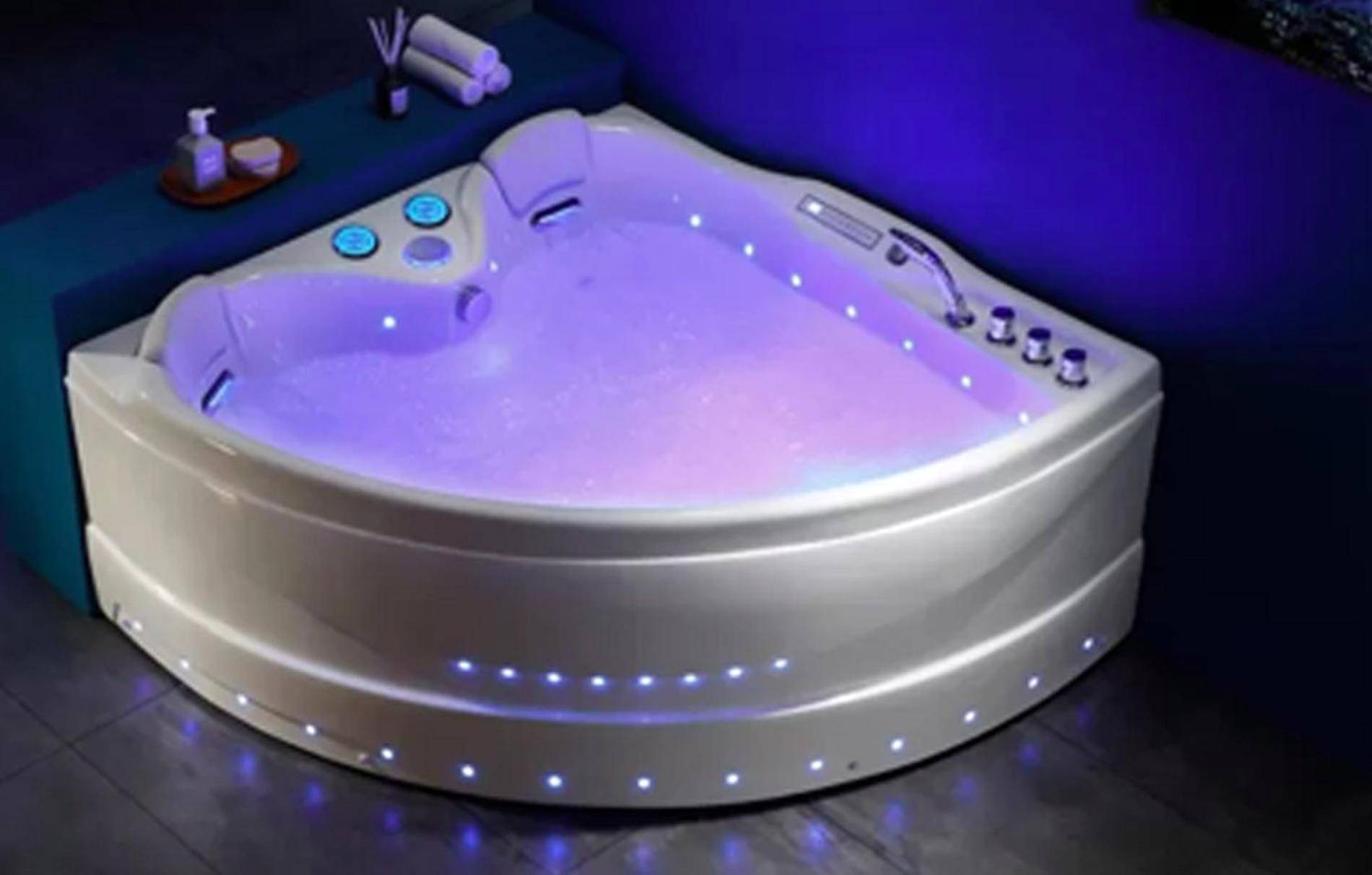Baignoire balnéo avec éclairage LED violet - Love Room Puygaillard - de - Quercy - Love Room - Spa - Escale Amoureuse