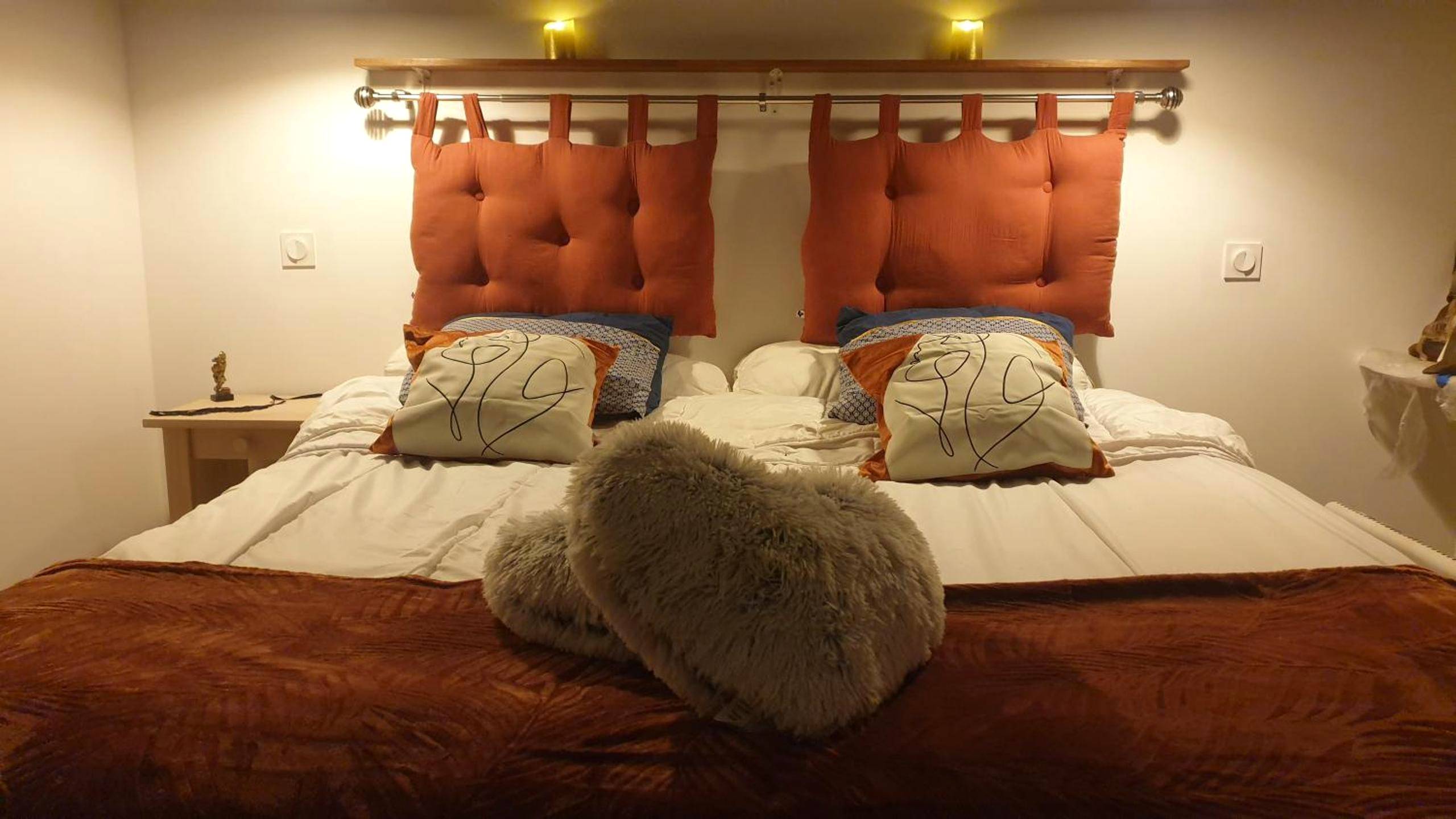 Lit double avec coussins en forme de cœur - Love Room - Spa - Escale Amoureuse