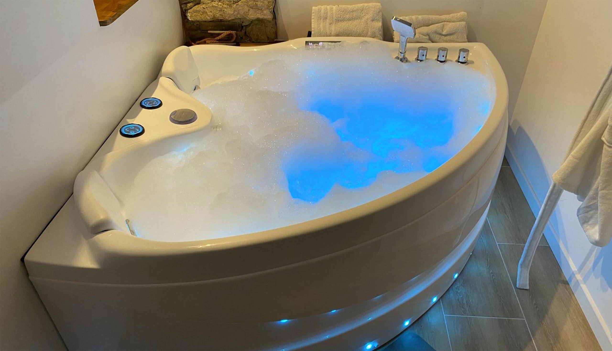 Jacuzzi privatif avec bain moussant lumineux - Love Room - Spa - Escale Amoureuse