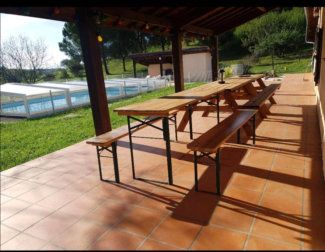 Terrasse couverte avec grande table en bois - Love Room - Spa - Escale Amoureuse