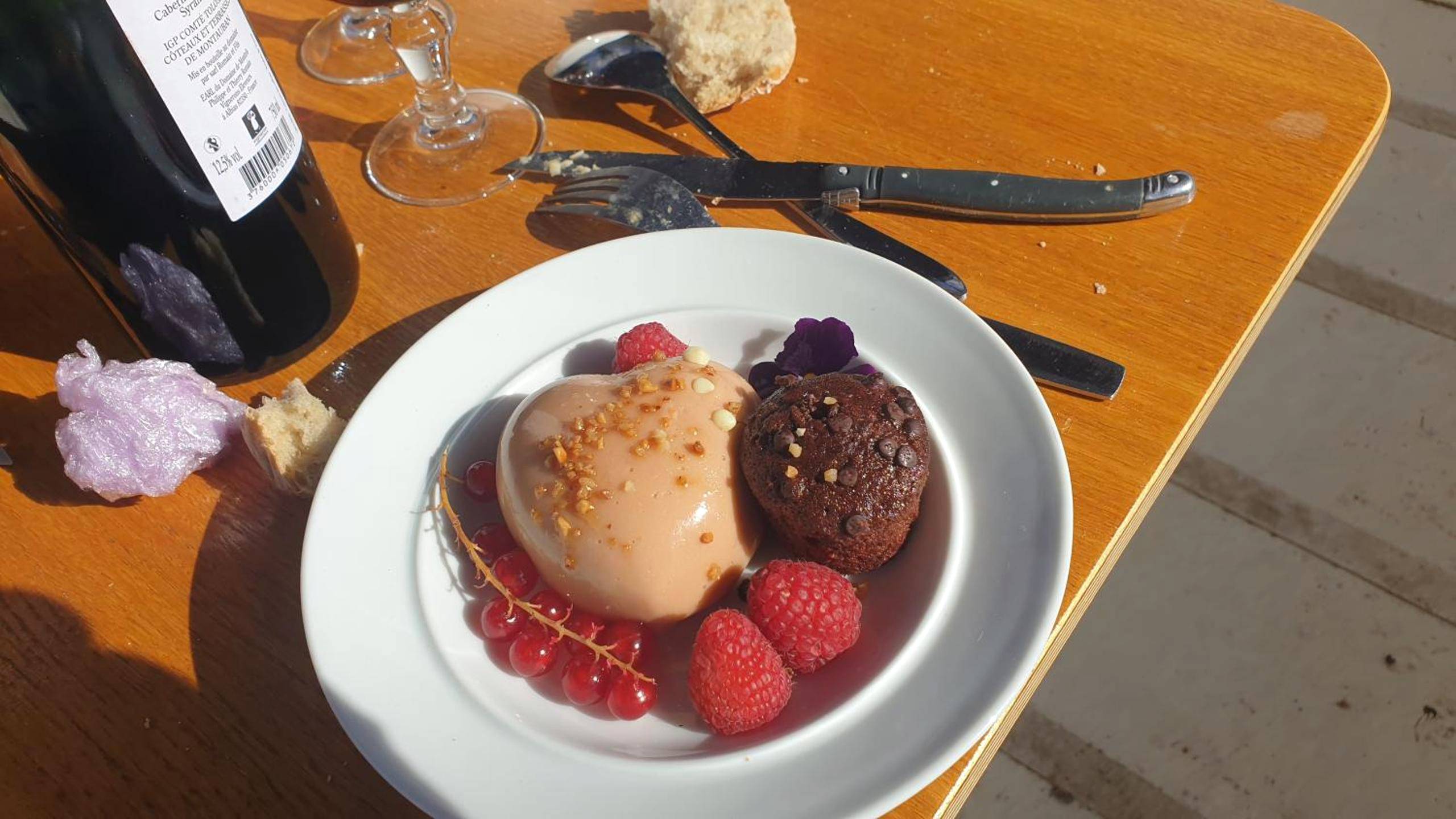 Assiette gourmande avec dessert en forme de cœur - Love Room - Spa - Escale Amoureuse