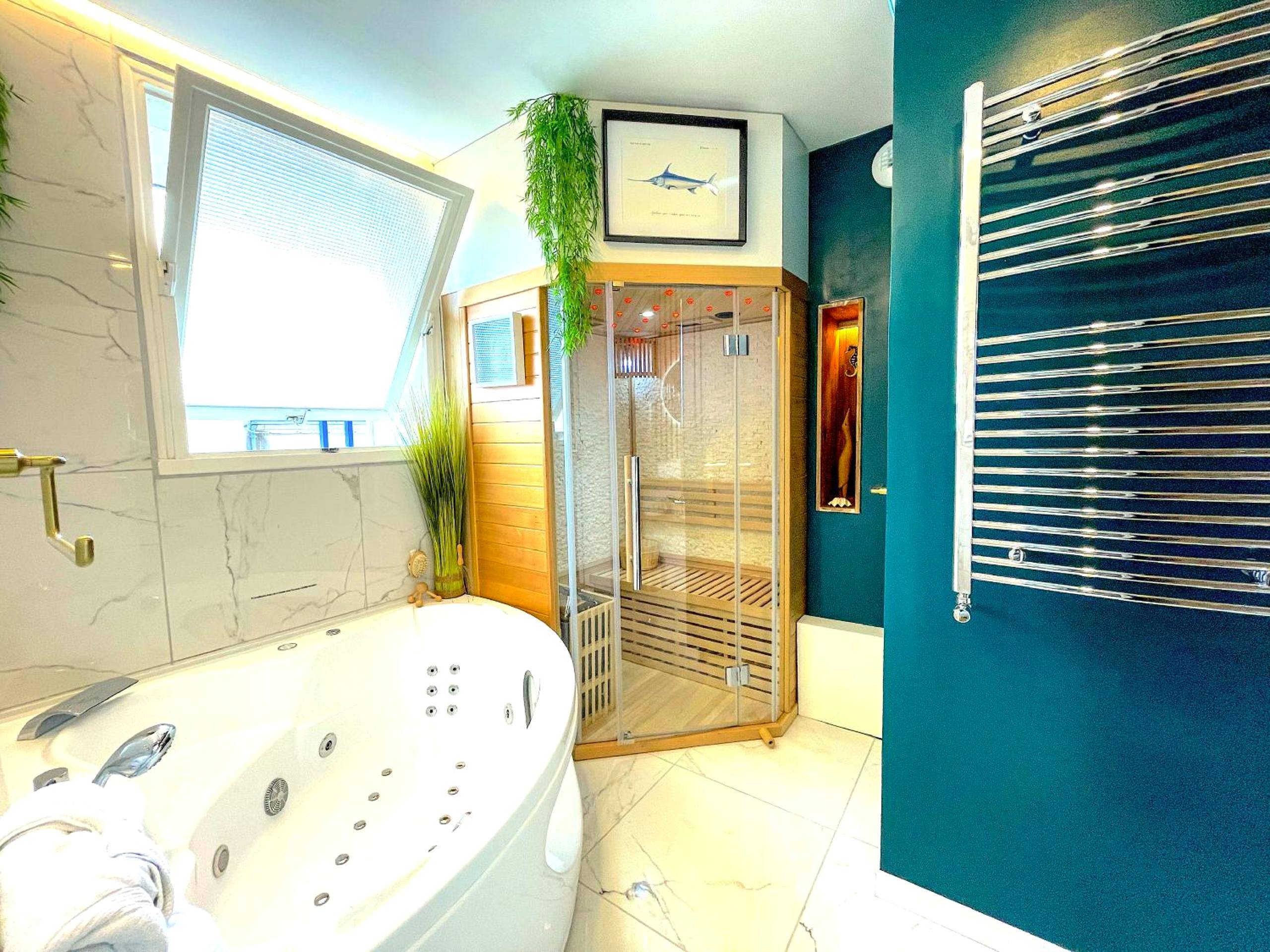 Baignoire balnéo et sauna traditionnel - Love Room Niort - Votre Escale Boule d Or Sauna & Spa