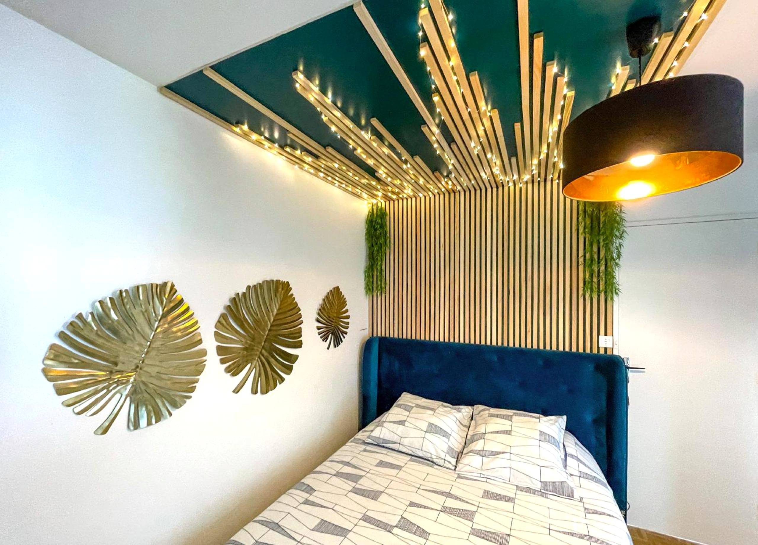 Lit double avec ciel de lit lumineux - Votre Escale Boule d Or Sauna & Spa