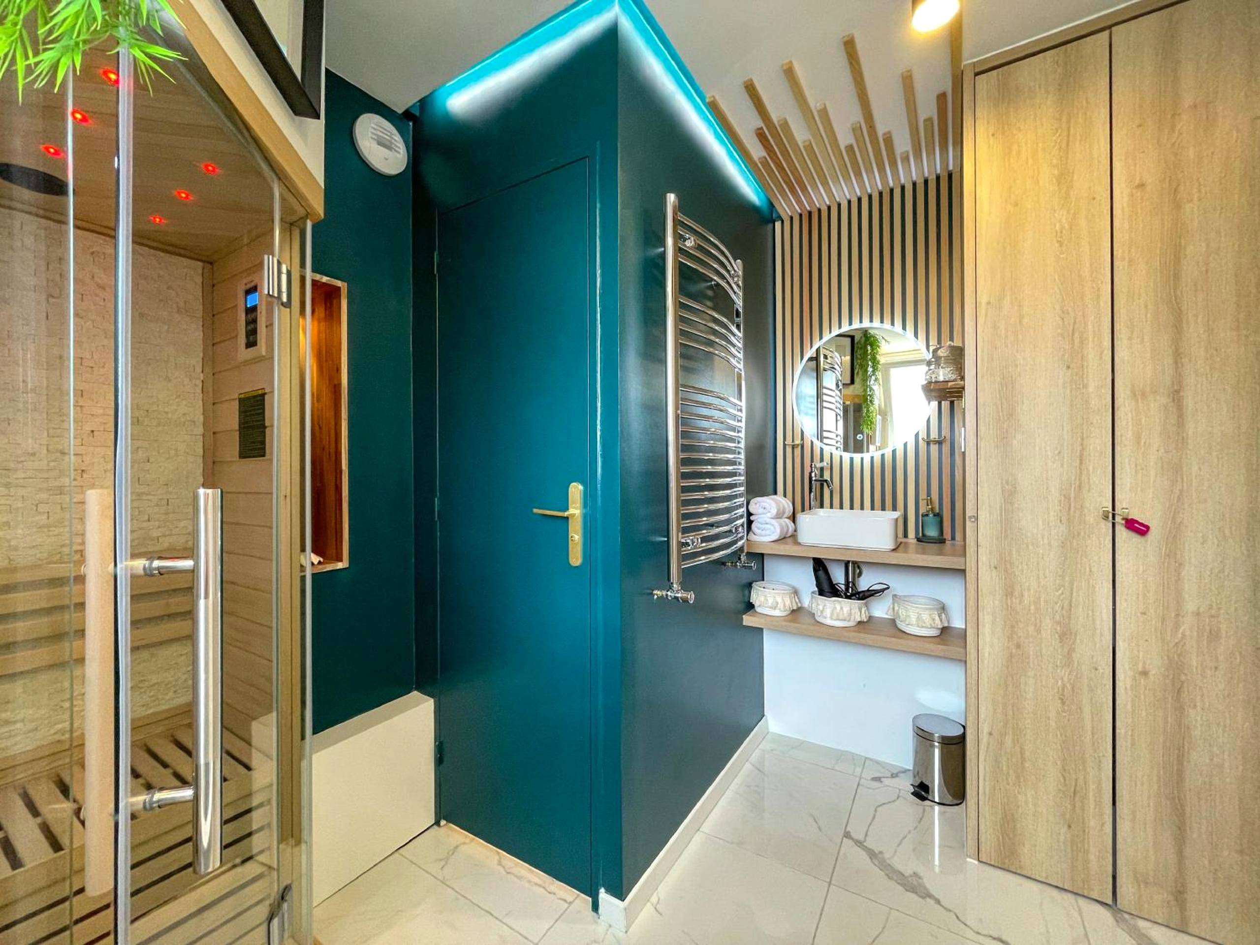 Espace vasque et miroir rétroéclairé - Votre Escale Boule d Or Sauna & Spa