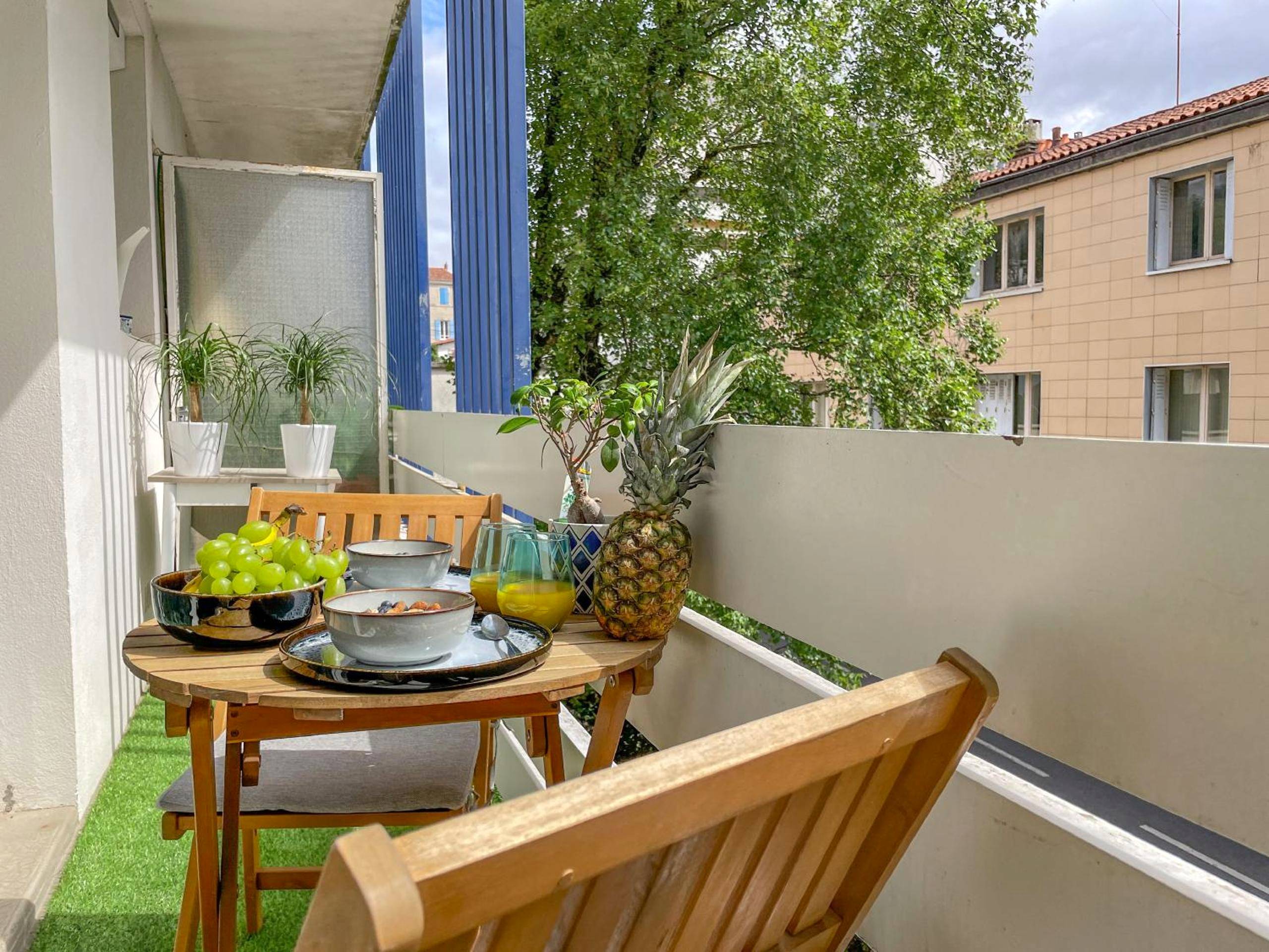 Balcon aménagé avec petit - déjeuner - Votre Escale Boule d Or Sauna & Spa