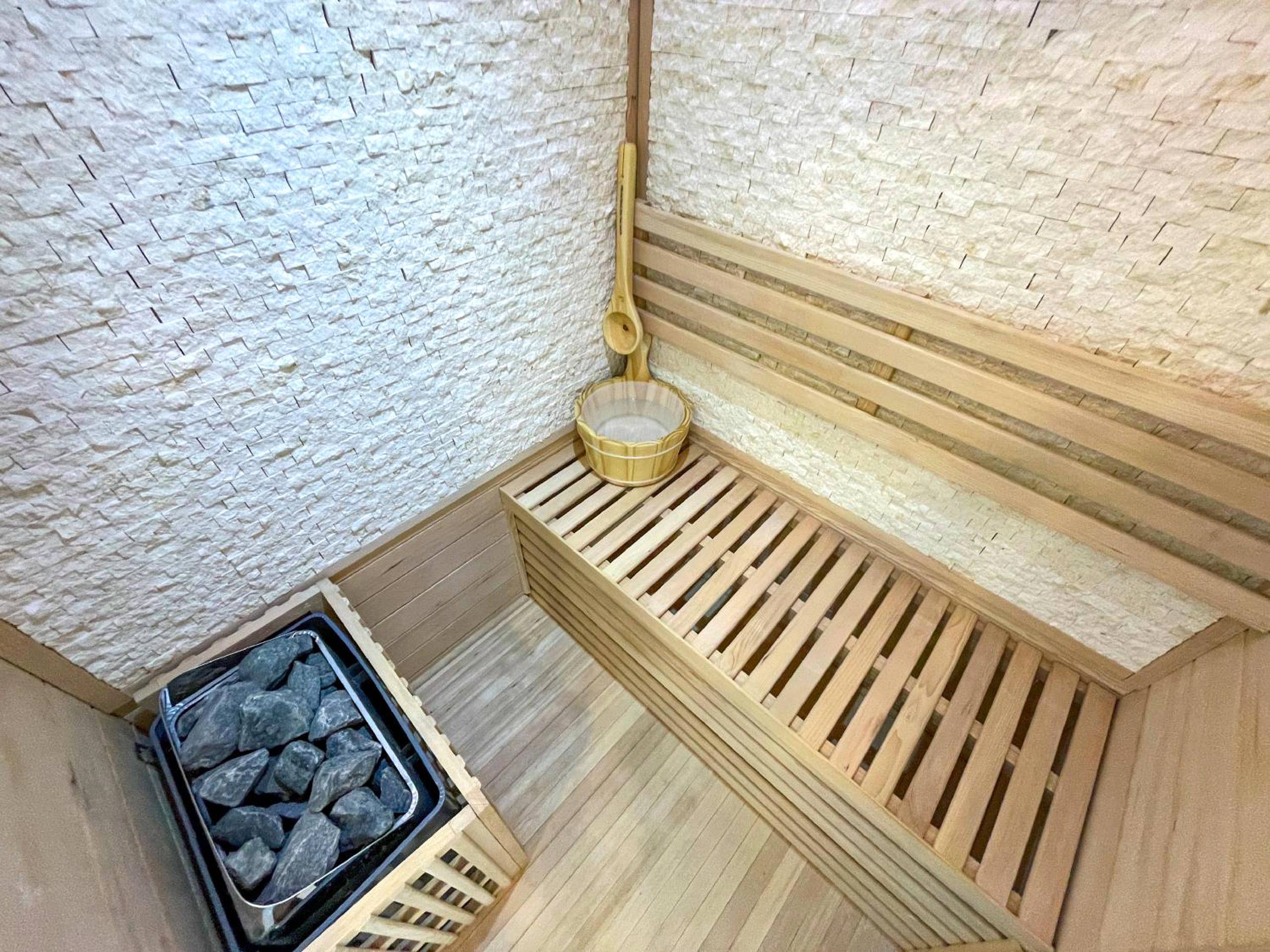 Intérieur du sauna avec pierres de lave - Votre Escale Boule d Or Sauna & Spa