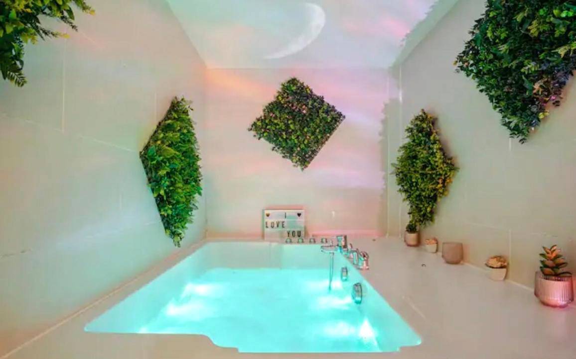 Jacuzzi privatif avec murs végétaux - Love Room Étretat - Escale Caux Cooning**** Charme et Balneo Etretat