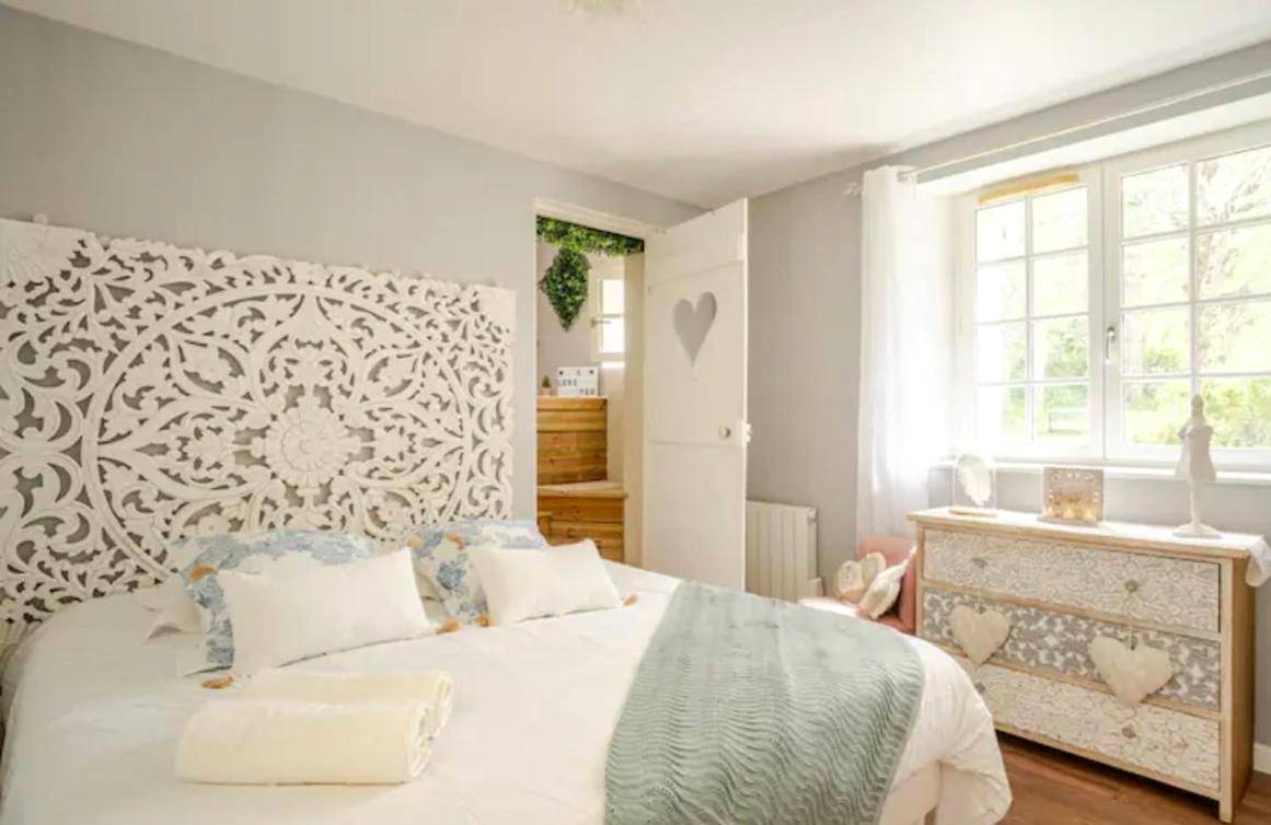 Chambre romantique avec tête de lit sculptée - Escale Caux Cooning**** Charme et Balneo Etretat