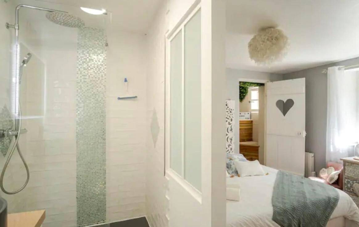 Douche à l'italienne ouverte sur la chambre - Escale Caux Cooning**** Charme et Balneo Etretat