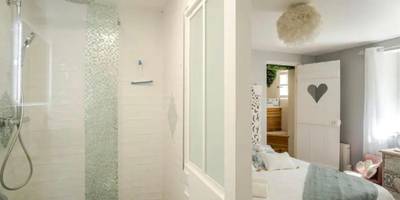 Douche à l'italienne ouverte sur la chambre - Escale Caux Cooning**** Charme et Balneo Etretat