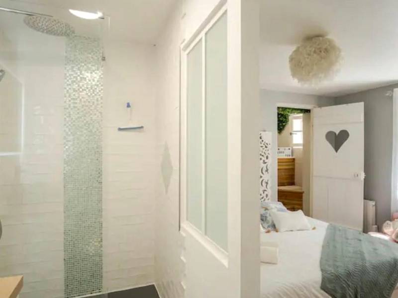 Douche à l'italienne ouverte sur la chambre - Escale Caux Cooning**** Charme et Balneo Etretat