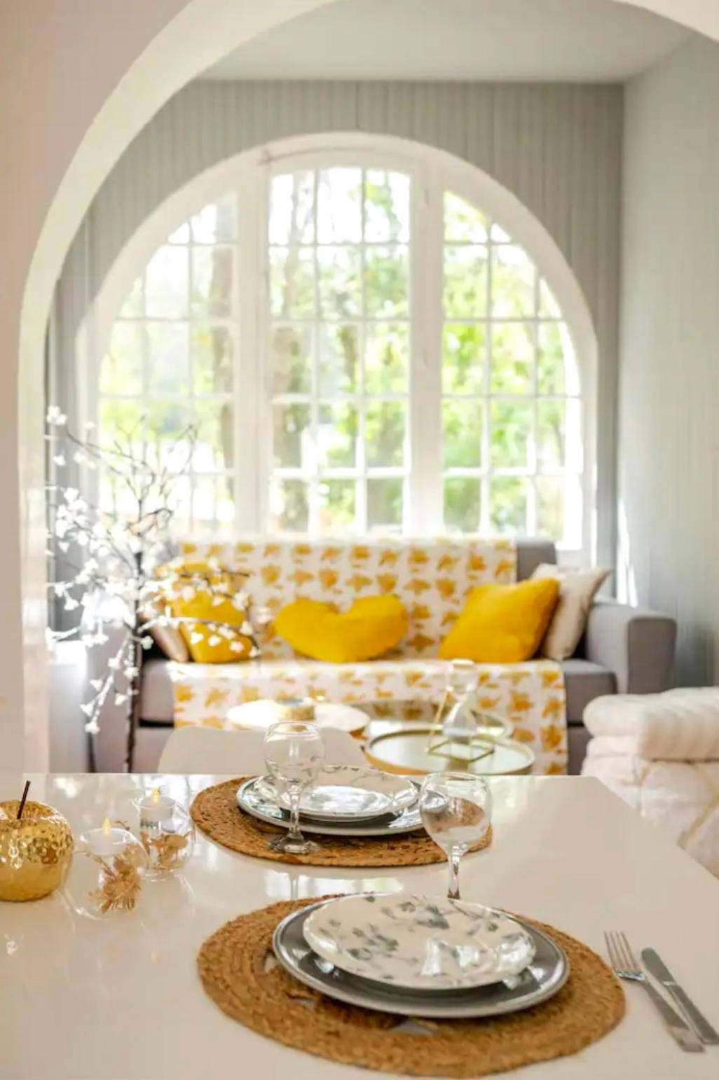 Table dressée face au salon lumineux - Escale Caux Cooning**** Charme et Balneo Etretat