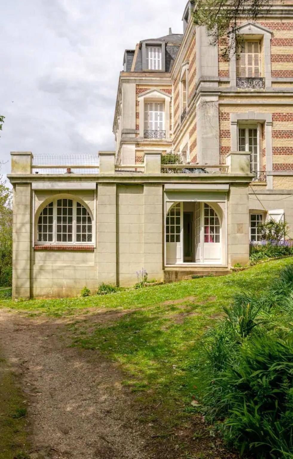 Façade en pierre du logement et jardin - Escale Caux Cooning**** Charme et Balneo Etretat