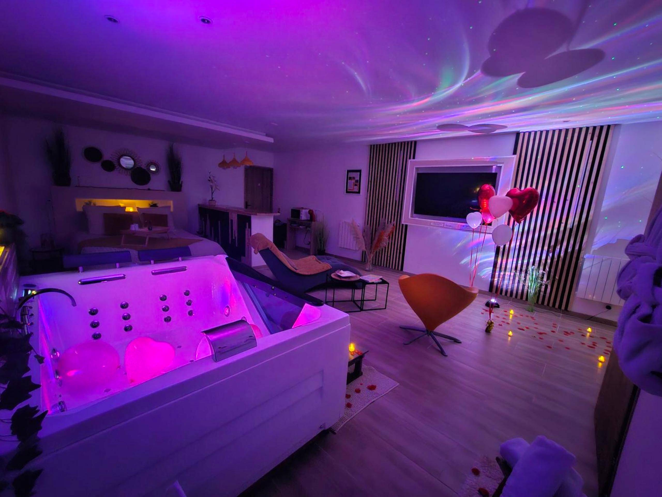 Jacuzzi privatif avec éclairage rose et ballons - Love Room La Bassée - Escale dans un Cocon Spa Privatif & Design,...