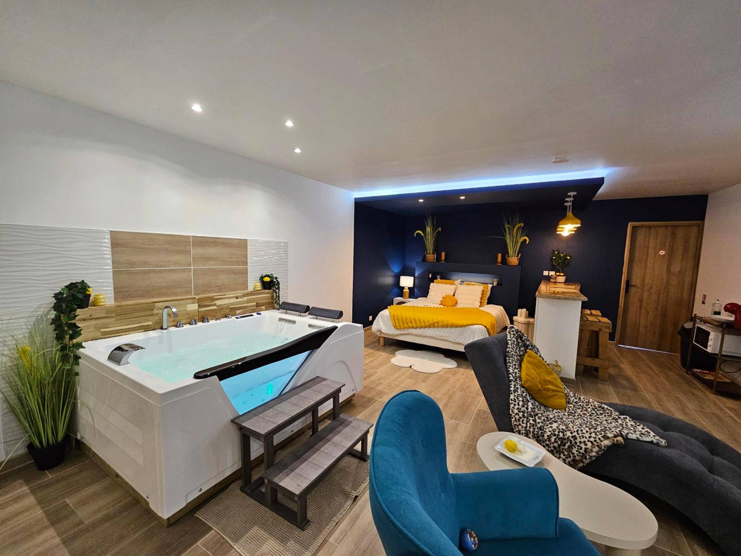 Suite avec jacuzzi, lit double et coin salon - Escale dans un Cocon Spa Privatif & Design, petit déjeuner compris
