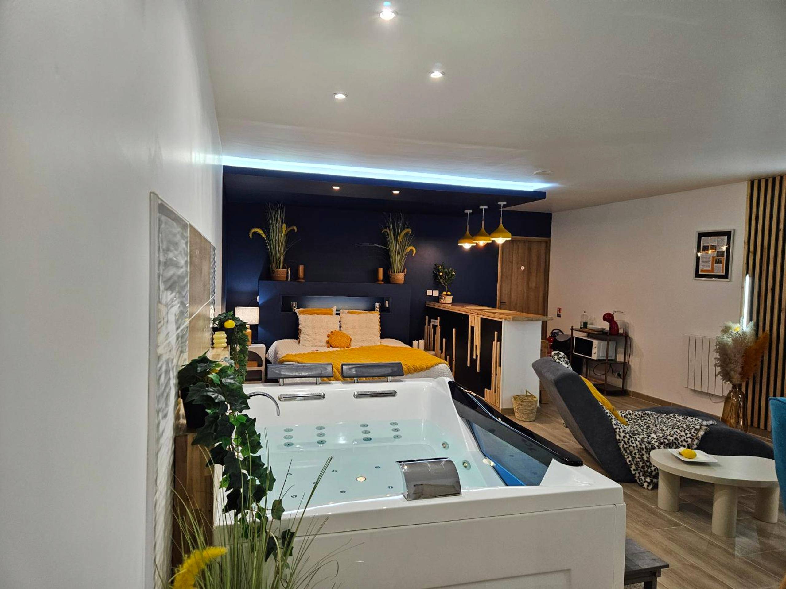 Baignoire balnéo face au lit king size - Escale dans un Cocon Spa Privatif & Design, petit déjeuner compris