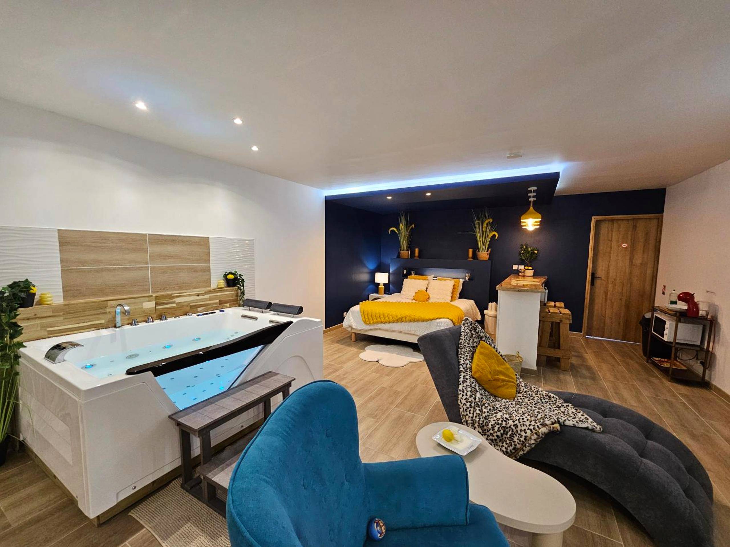 Vue d'ensemble de la suite romantique - Escale dans un Cocon Spa Privatif & Design, petit déjeuner compris