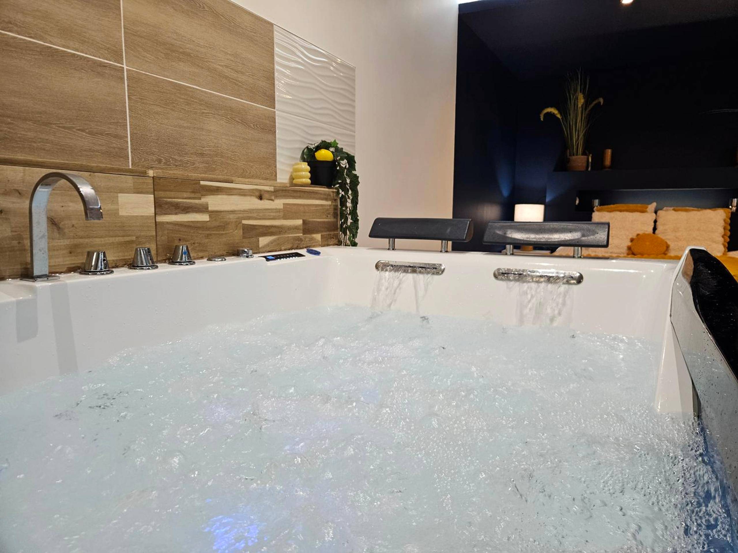 Gros plan sur jacuzzi en fonction avec jets - Escale dans un Cocon Spa Privatif & Design, petit déjeuner compris
