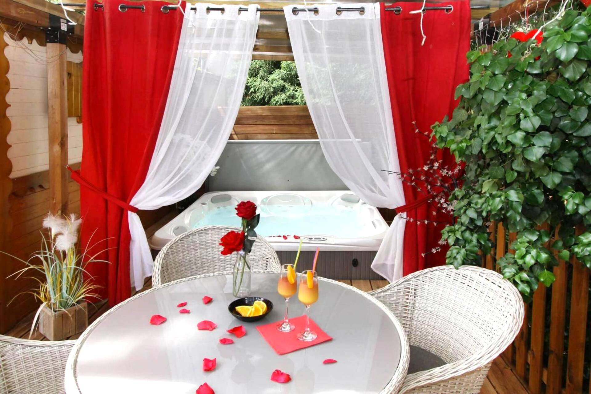 Jacuzzi extérieur et table avec cocktails - Love Room Bruyères - Escale Cocooning