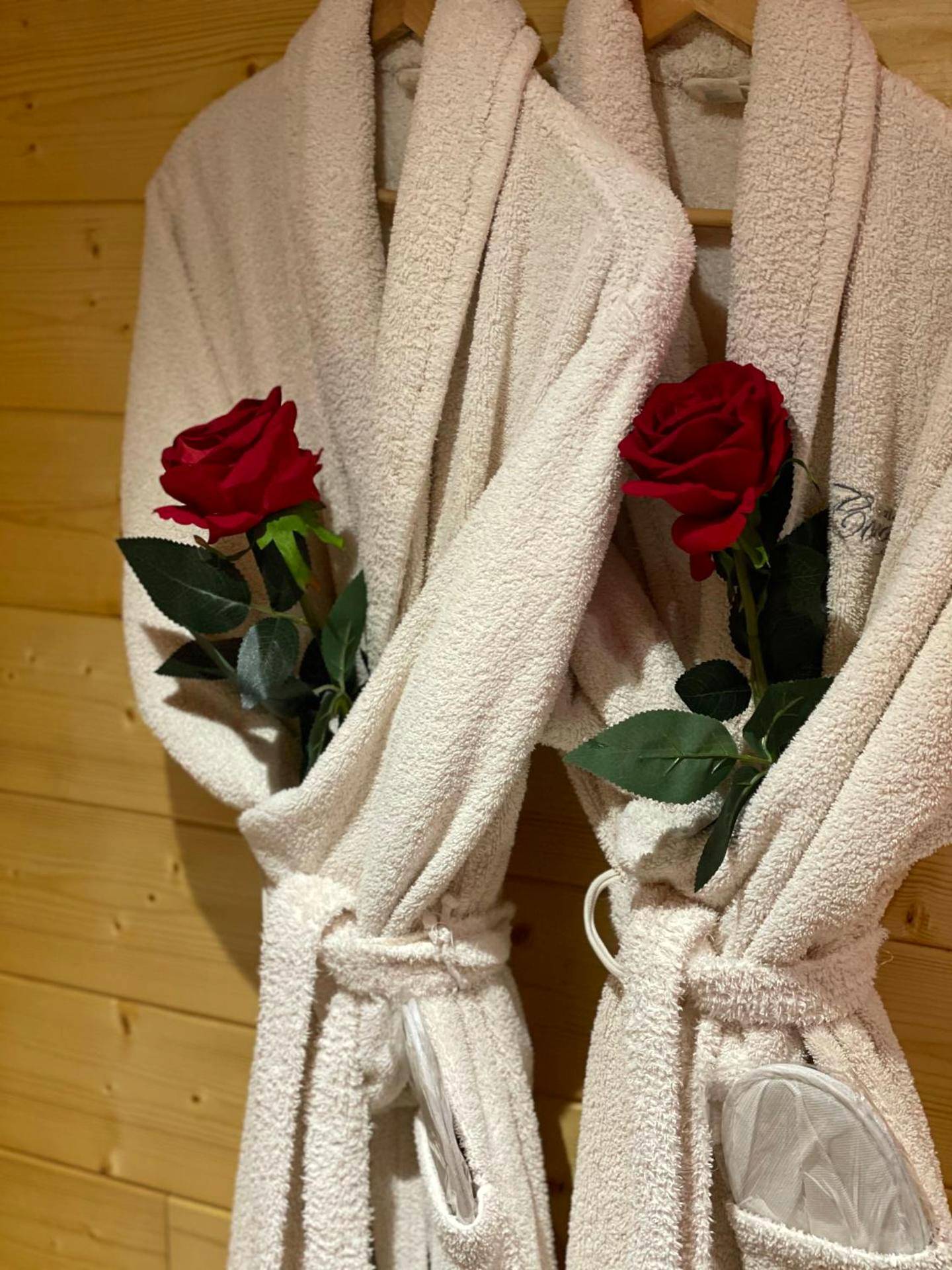 Peignoirs blancs avec roses rouges - Escale Cocooning