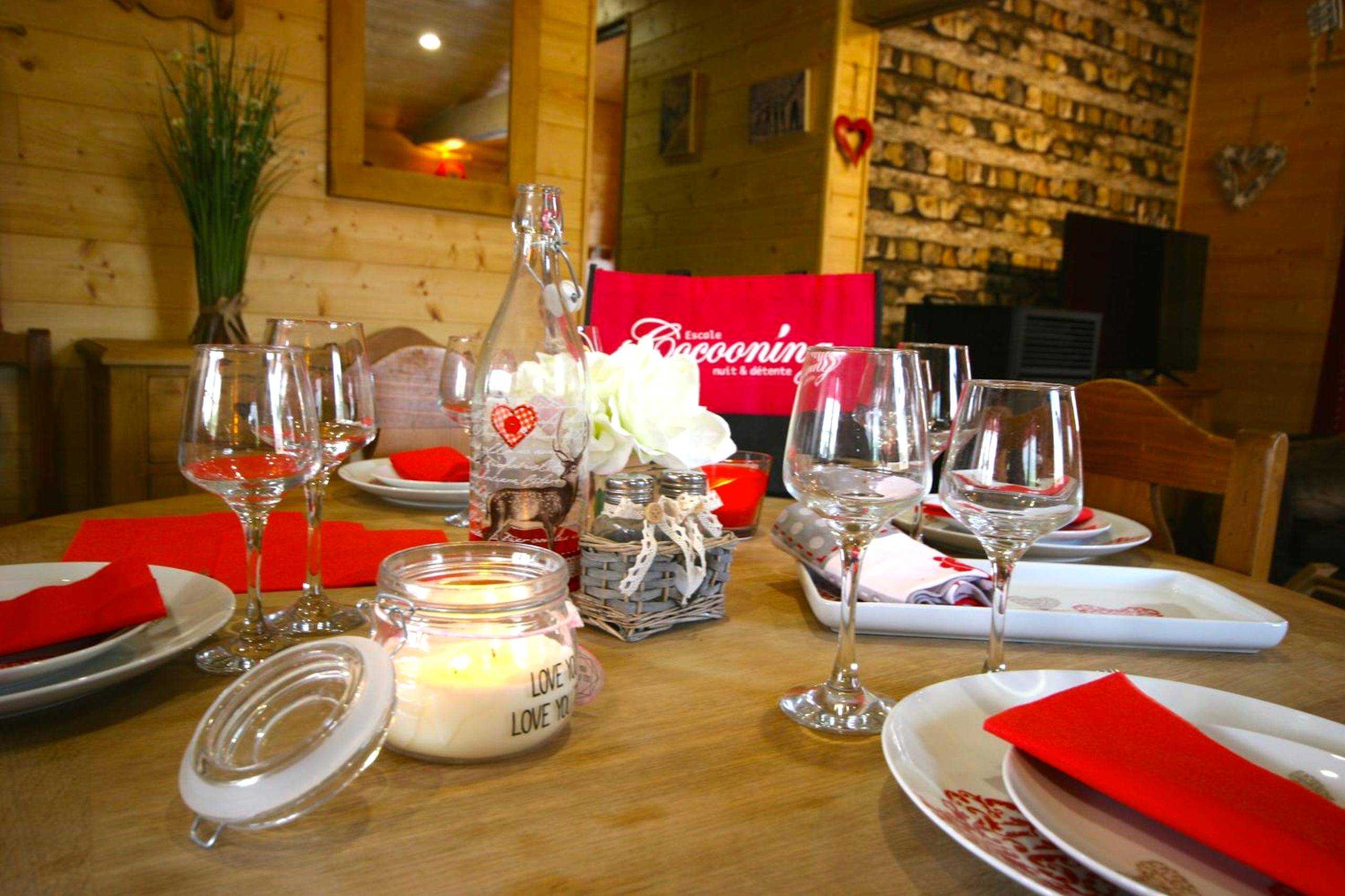 Table dressée avec bougies et verres à vin - Escale Cocooning