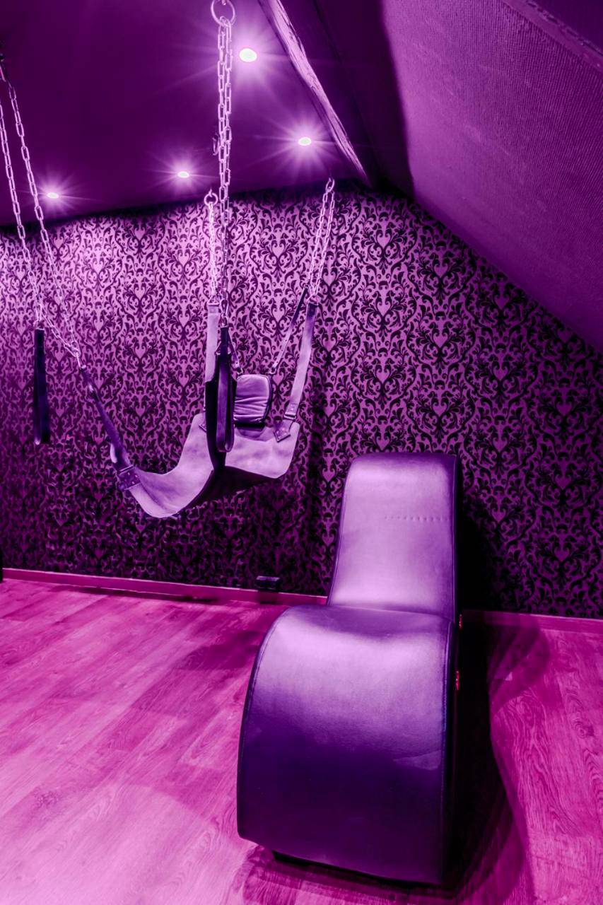 Photo - Love Room Escale du Desir - Balançoire d'amour, Croix de Saint André, Menottes et Fauteuil Tantra by DESIR ROOMS