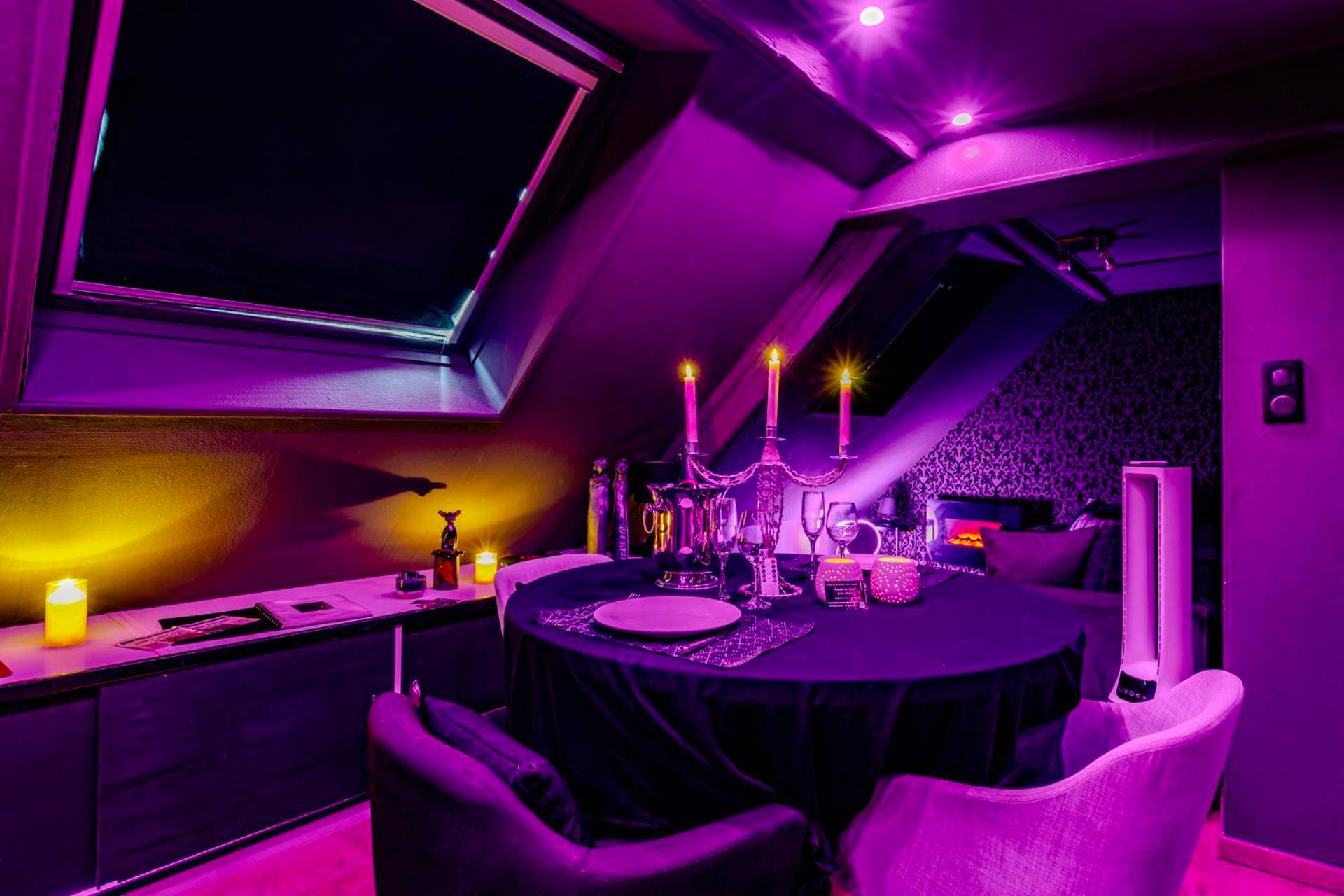 Photo - Love Room Escale du Desir - Balançoire d'amour, Croix de Saint André, Menottes et Fauteuil Tantra by DESIR ROOMS