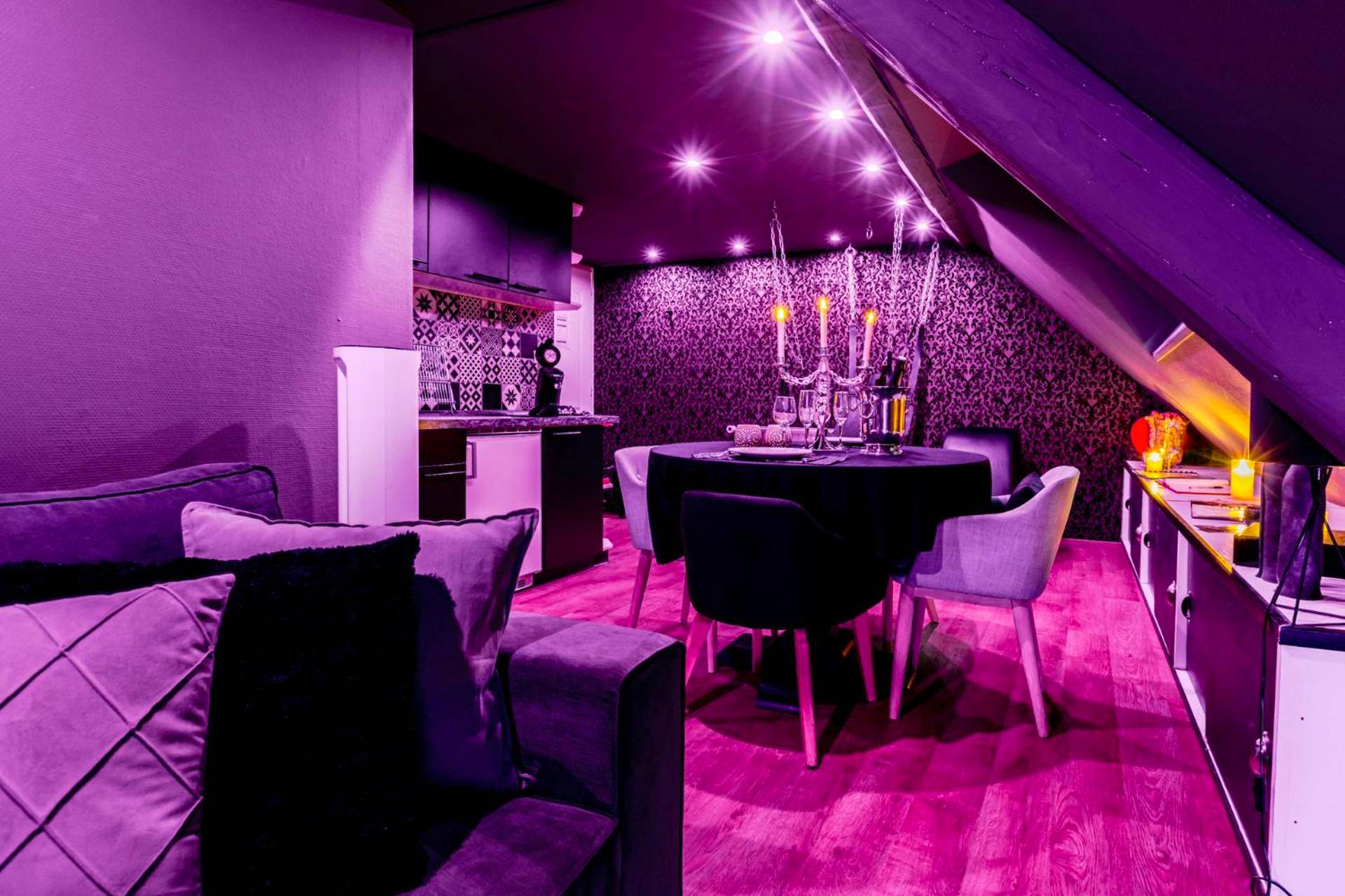 Photo - Love Room Escale du Desir - Balançoire d'amour, Croix de Saint André, Menottes et Fauteuil Tantra by DESIR ROOMS
