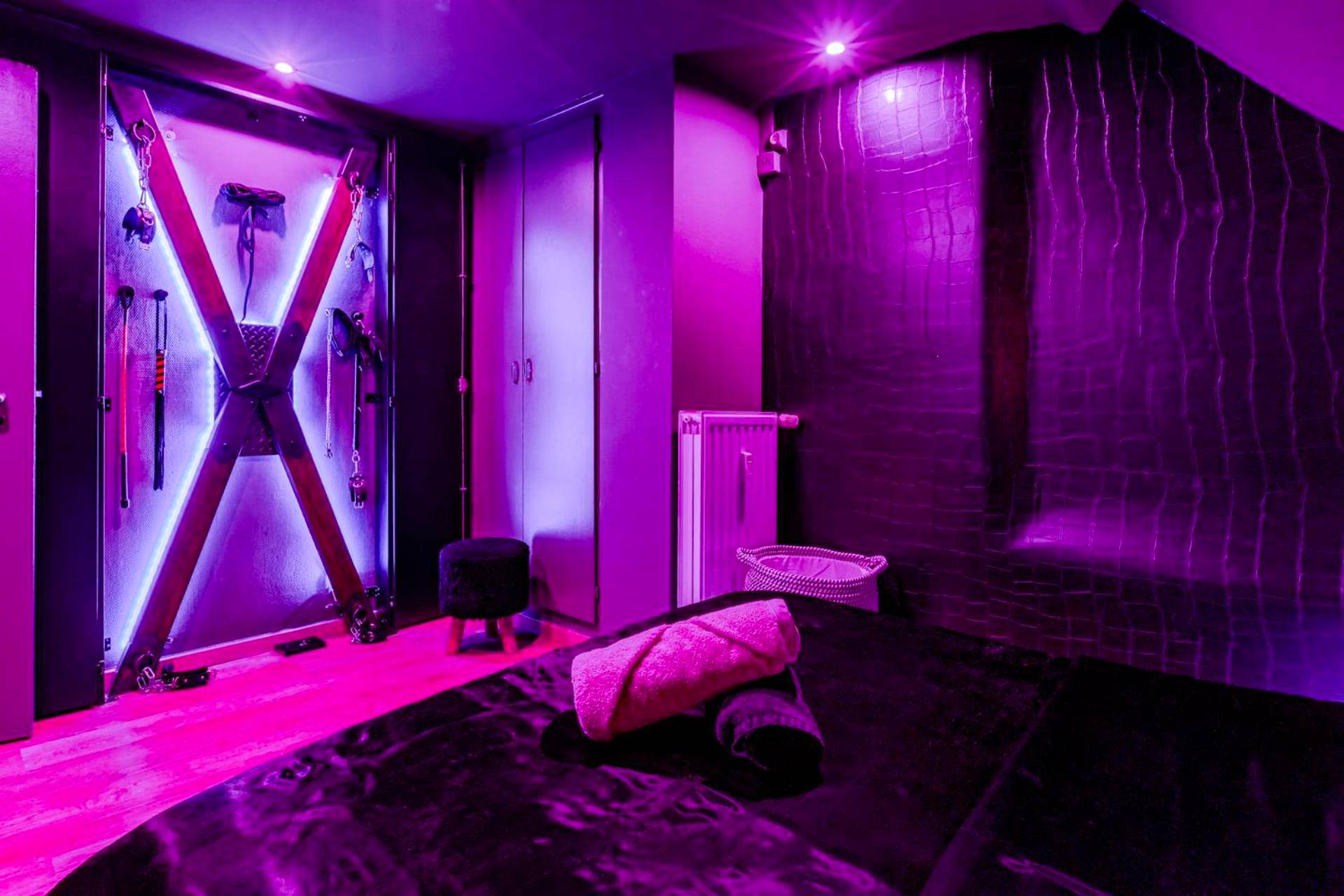Photo - Love Room Escale du Desir - Balançoire d'amour, Croix de Saint André, Menottes et Fauteuil Tantra by DESIR ROOMS