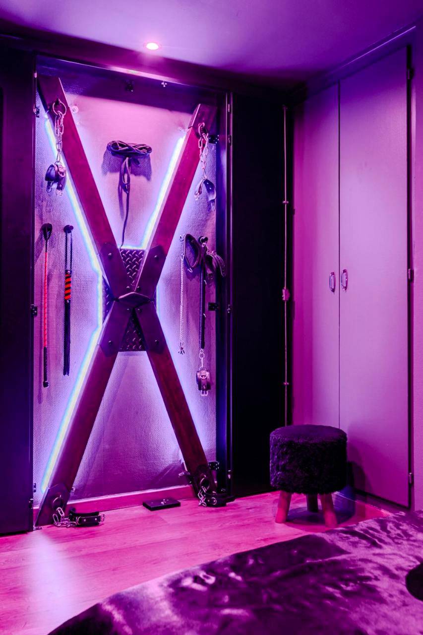 Photo - Love Room Escale du Desir - Balançoire d'amour, Croix de Saint André, Menottes et Fauteuil Tantra by DESIR ROOMS