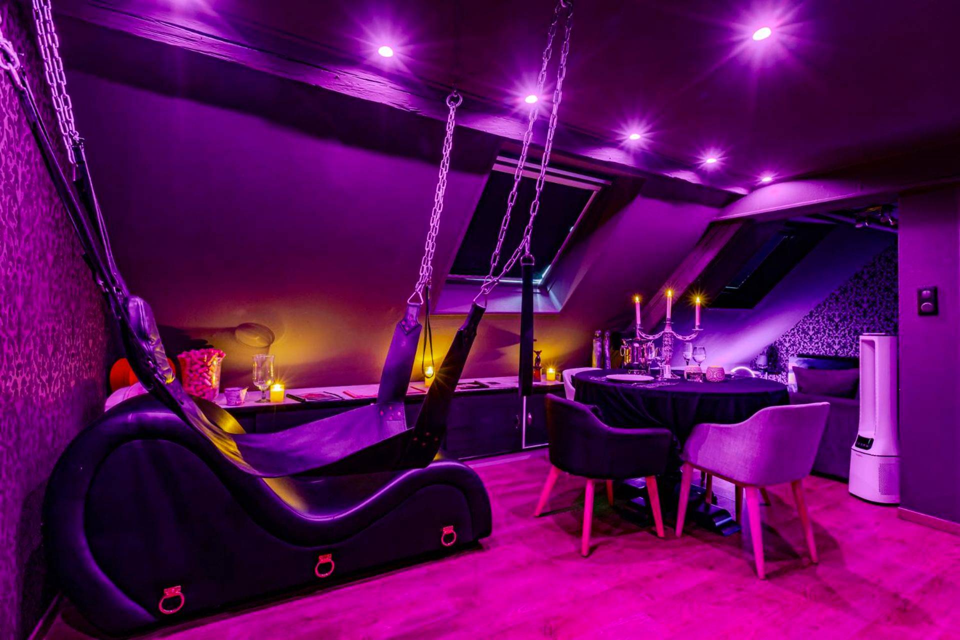 Photo - Love Room Escale du Desir - Balançoire d'amour, Croix de Saint André, Menottes et Fauteuil Tantra by DESIR ROOMS